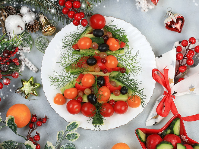 Оливье – и тот с изюминкой: 10 рецептов необычных новогодних салатов