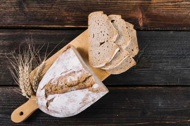 Серый хлеб представляет собой нечто среднее между чёрным и белым, в том числе и с точки зрения пользы, которую он способен принести организму. 