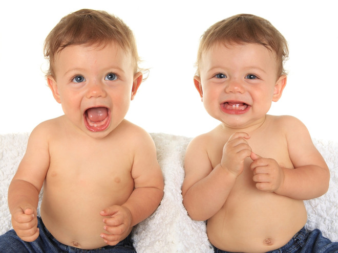 Почему у них это позже, чем у других детей: ученые выявили необычную особенность в развитии близнецов