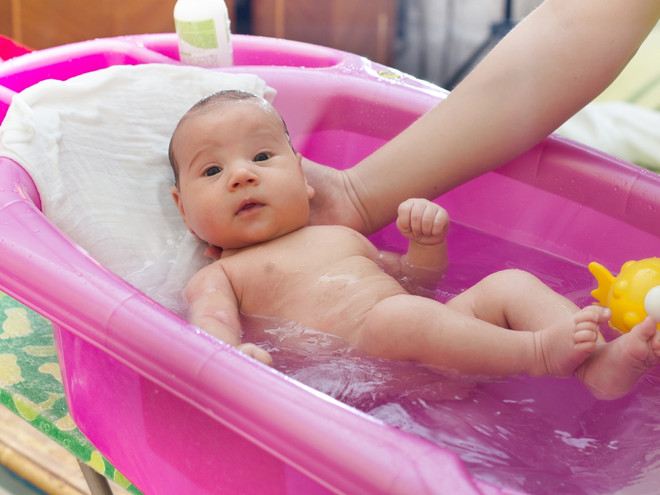 Горка для купания новорожденных: обзор моделей