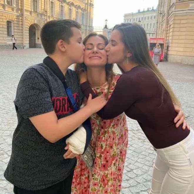Анна Ковальчук с сыном и дочерью
