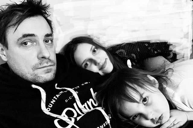 Евгений Цыганов с дочками Соней и Верой.   Instagram @tsyganovpictures