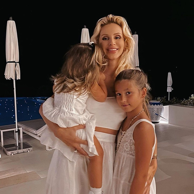 Загорелые и счастливые: Светлана Лобода поделилась отпускными снимками с обеими дочками