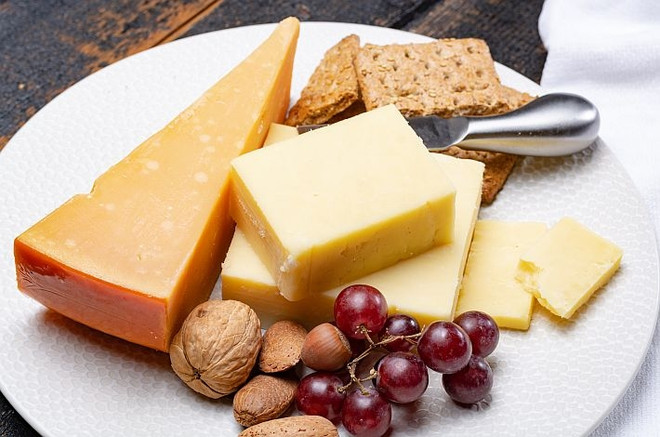Существует много сортов твердого сыра