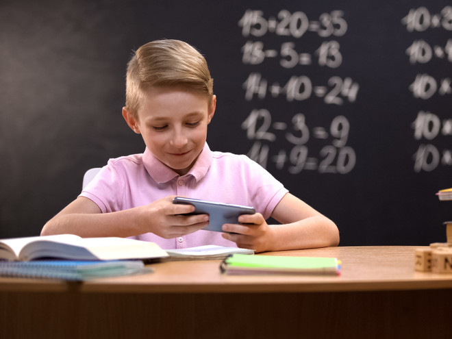 В Роспотребнадзоре пояснили, можно ли детям пользоваться в школе мобильными телефонами