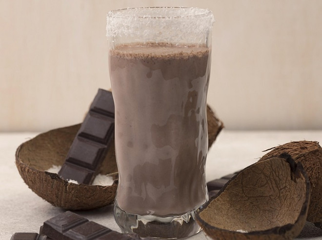 Кокосово-шоколадный молочный коктейль.