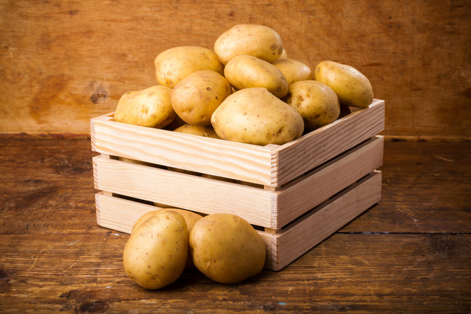 Распространенная ошибка: эксперты назвали фрукт, рядом с которым нельзя хранить картофель