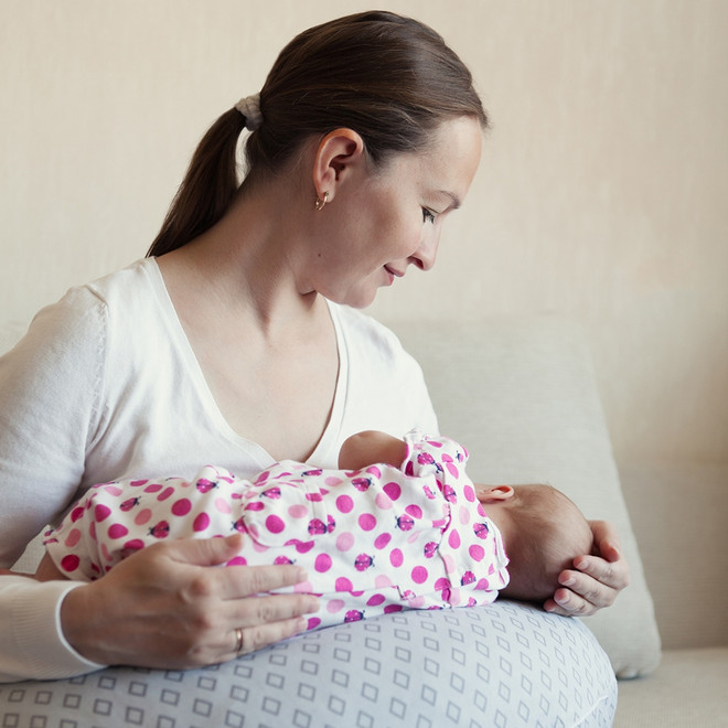 Для комфорта мамы и ребенка: все, что хотели знать о подушках для кормления
