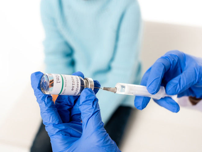 Родители, внимание: эксперт пояснил, когда начнут вакцинацию детей от коронавируса