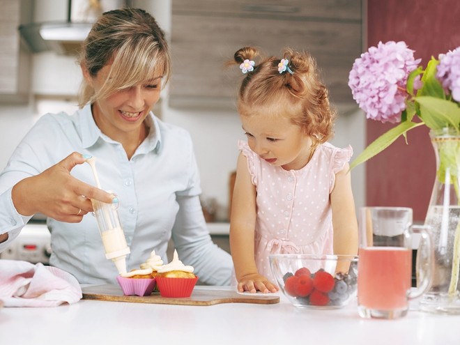 7 кухонных мелочей, с помощью которых легко приобщить детей к приготовлению еды
