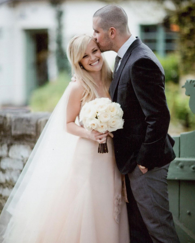 «10 лет вместе»: Риз Уизерспун поделилась в Сети снимком со свадьбы