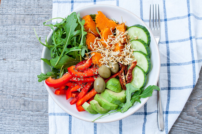 Салат с бататом и авокадо