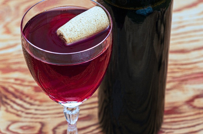 Как открыть вино ложкой