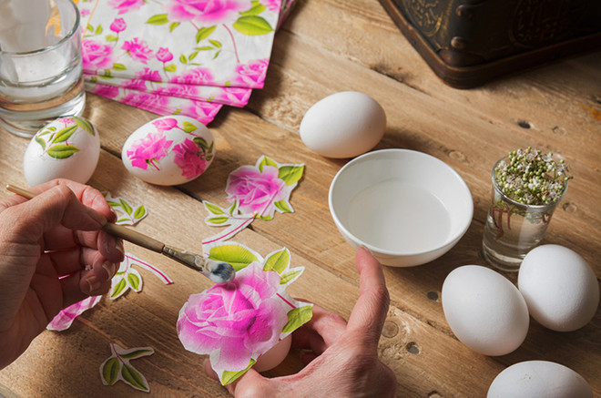 Как украсить яйца: декупаж