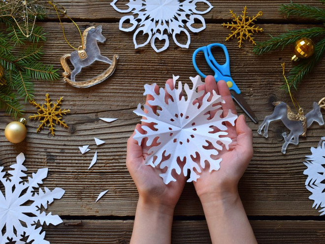 10 простых идей: как сделать снежинки из бумаги
