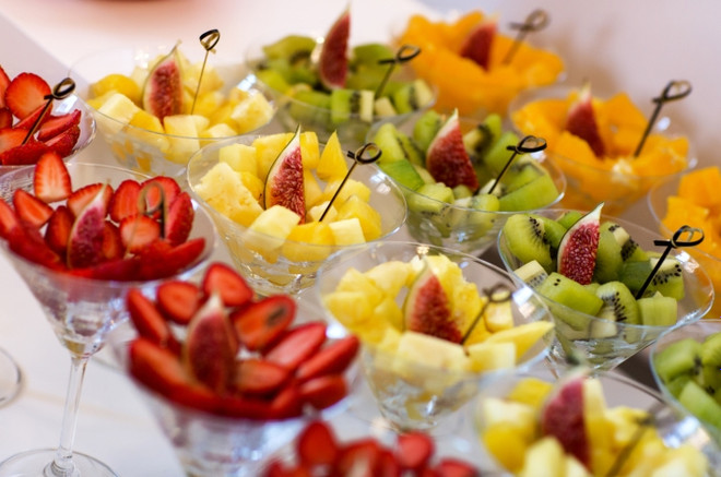 красиво нарезать фрукты на праздничный стол