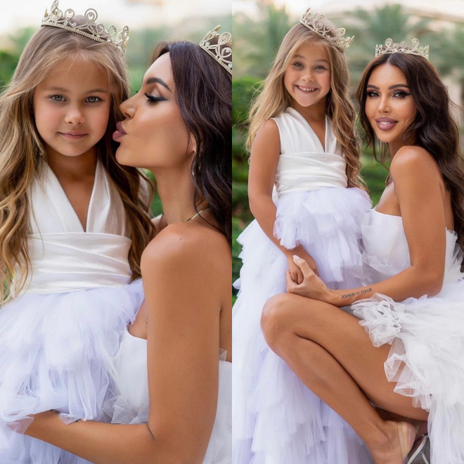 Двойной день рождения: Оксана Самойлова с дочкой предстали в одинаковых королевских образах