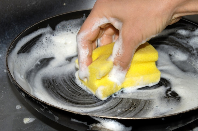 Способы чистки сковороды из разных материалов