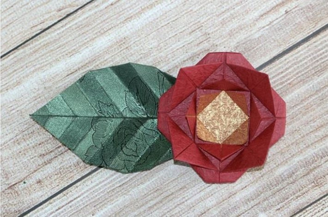 Плоская роза в технике оригами