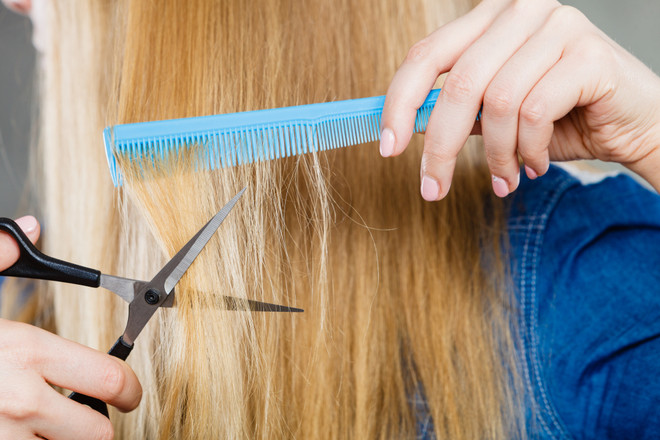 Все сама: 6 советов, которые научат вас стричь волосы дома
