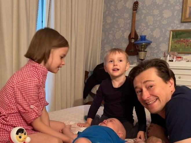 Под танцы сына и дочки: Сергей Безруков, показал, как проходит музыкальное утро в его семье