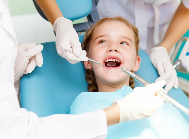 ребенок лечение зубов у детского стоматолога
