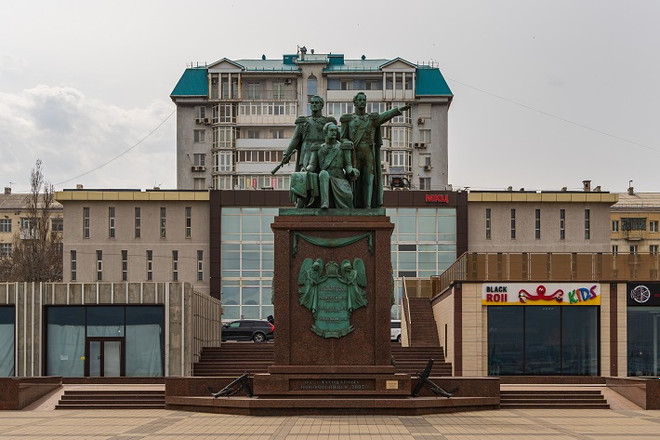 Памятник трём основателям города