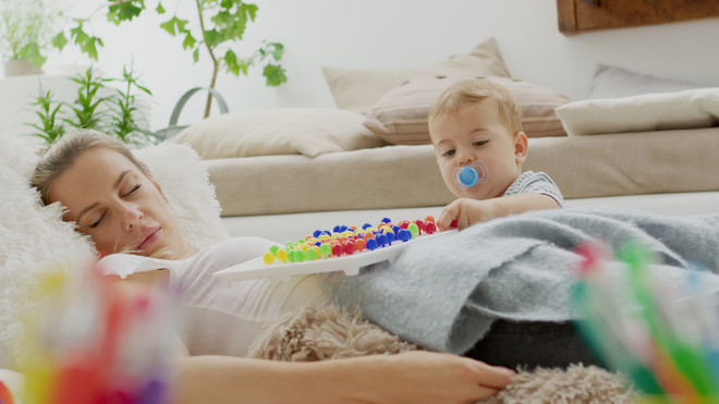 «Слишком устаю, чтобы играть с ребенком»: как маме избавиться от чувства вины