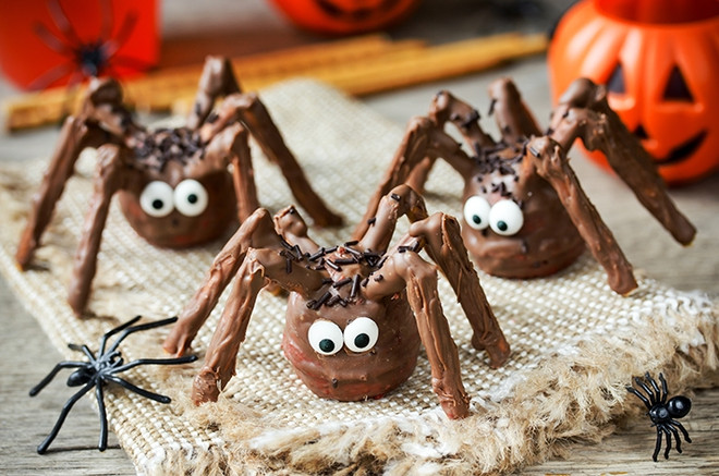 Конфеты в виде пауков на Хэллоуин