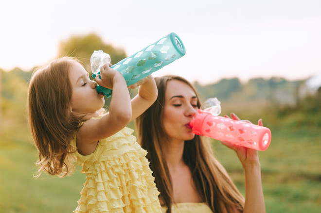 Лайфхак: каким игровым способом легко убедить ребенка пить воду
