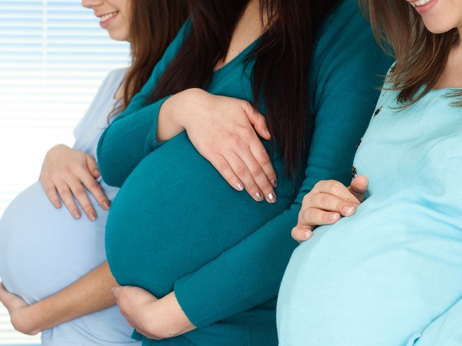 «Наша мама не сразу поверила»: сестры-тройняшки забеременели почти одновременно
