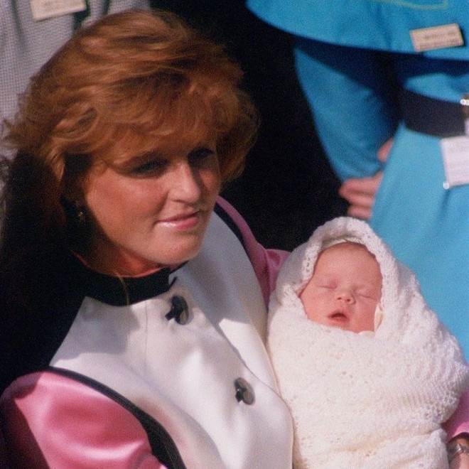 Принцесса Евгения единственным фото с новорожденным сыном дважды нарушила королевские традиции