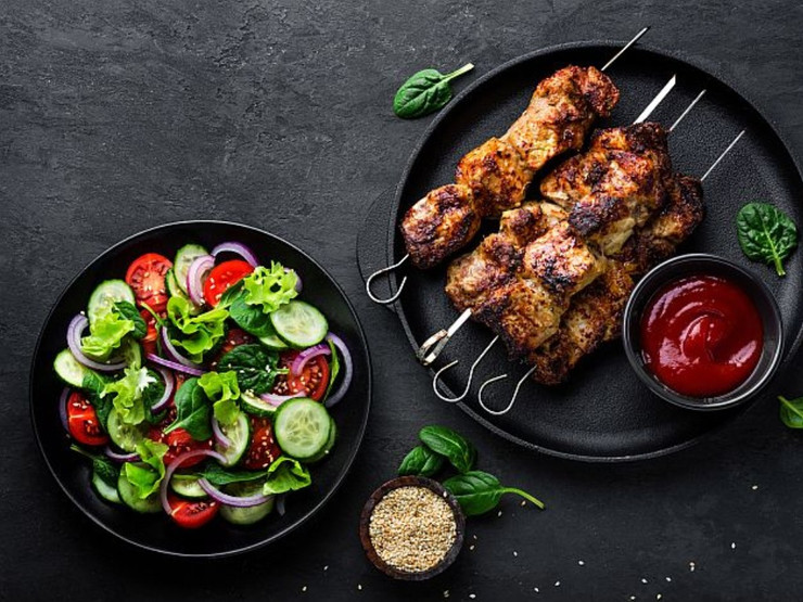 Свежесть, лёгкость, вкус: 12 лучших салатов для пикника