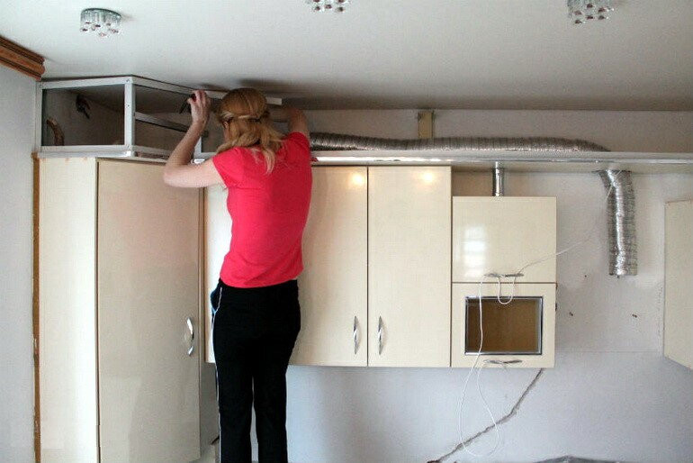 Чем закрыть короб вытяжки в потолок на кухне?