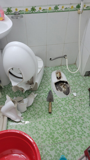 Сантехник сломал нам унитаз