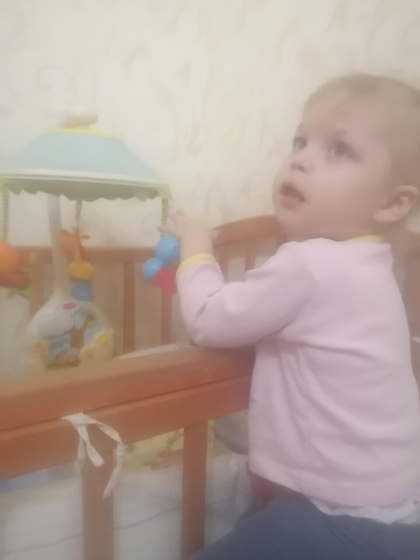 Афиночка пытается заползти к