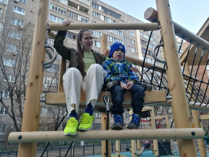 Мама, чё на лавке сидишь с папой, давай сюда ко мне! ?