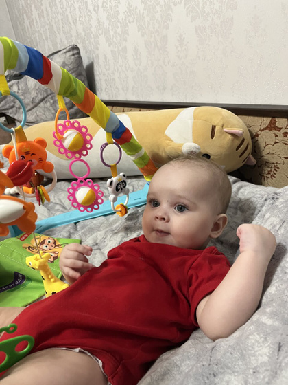 Ребёнок приподнимается