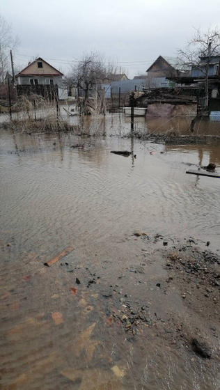 Нас вот вот затопит,