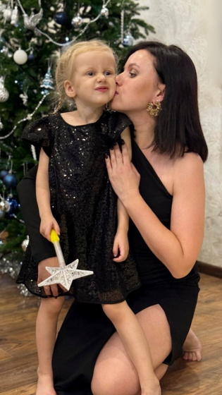 Такая забавная доченька😍