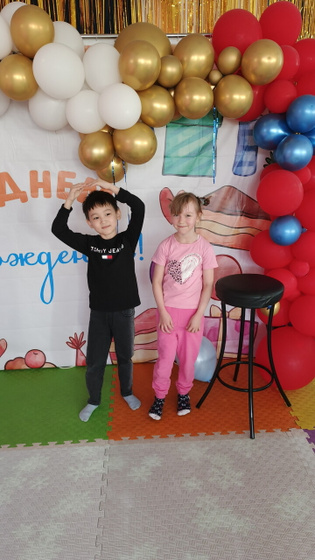 Сегодня дети в игровой отмечали др доченьки