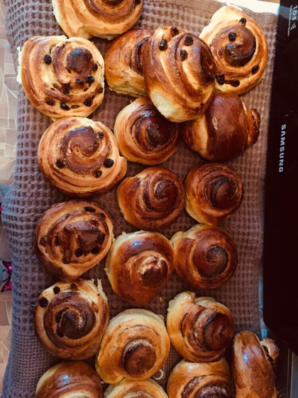 Булочки с изюмом и корица с сахаром