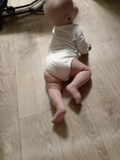 Ребенок ползает по пластунски/на одной ноге и руке.