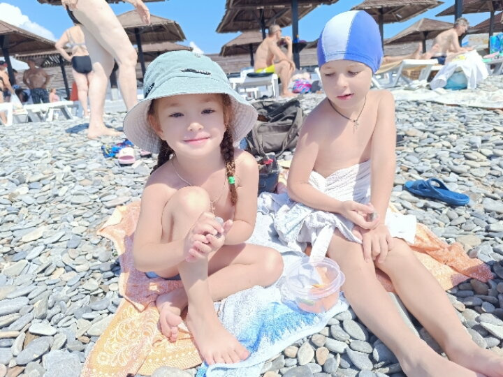 Дети купаются в море.
