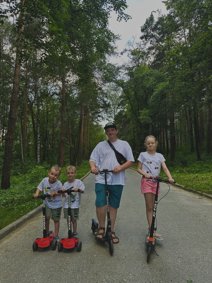 Теперь вся семья на самокатах 😎😁
