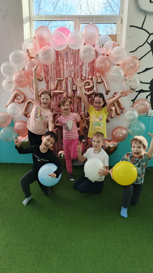 Сегодня дети в игровой отмечали др доченьки