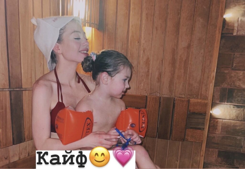 Накупались в бассейне, направились,