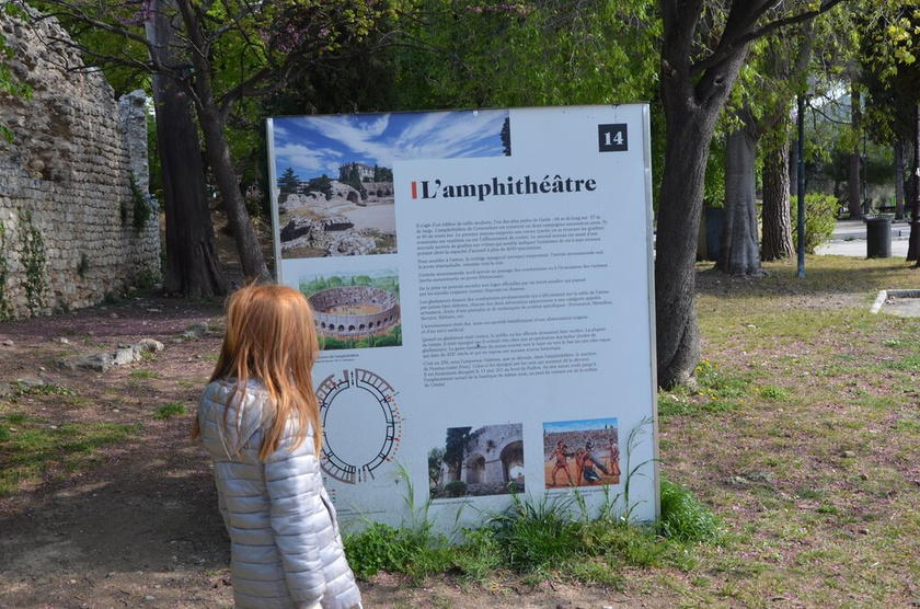 Прогулка по амфитеатру, у францисканских монахов в парке.