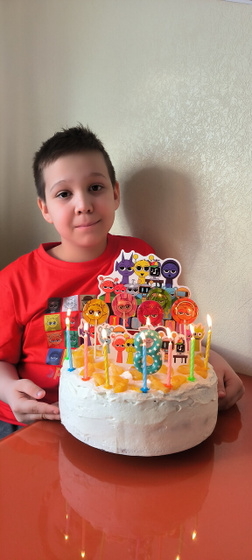 8 лет старшему!