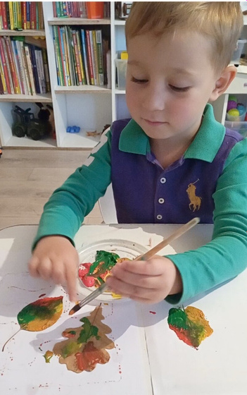 Рисуем отпечатками листьев🍁
